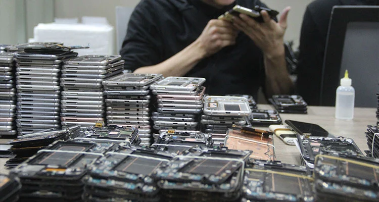 „iPhone“ LCD ekranų kainos poliarizuojasi 2026 m.: Kodėl remonto dirbtuvės grįžta prie atnaujintų originalių ekranų